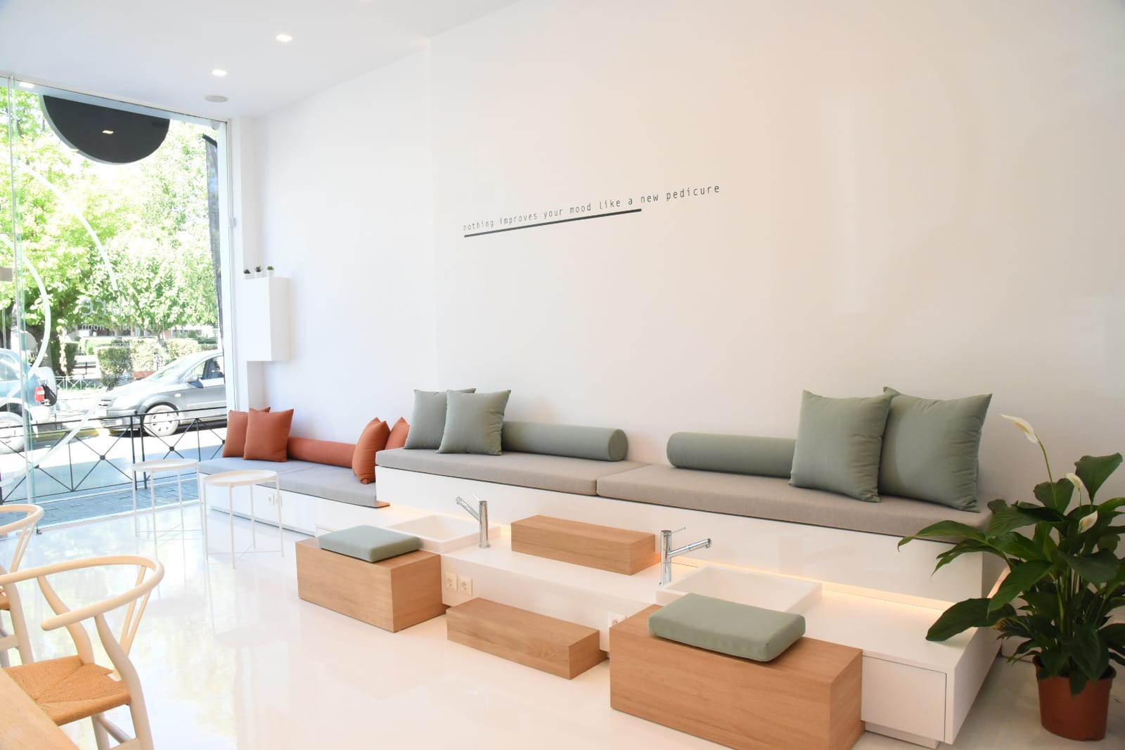 Το lounge του πεντικιούρ δίπλα στο παράθυρο